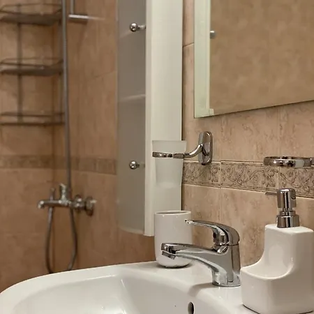 Apartment Private Two Bed With Garden, Parking And Pets Allowed