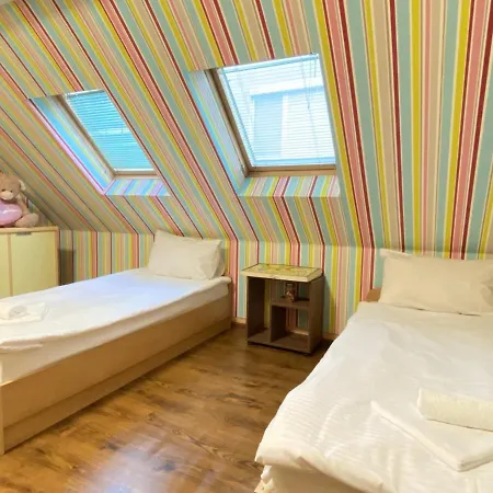 Private Two Bed With Garden, Parking And Pets Allowed Apartment