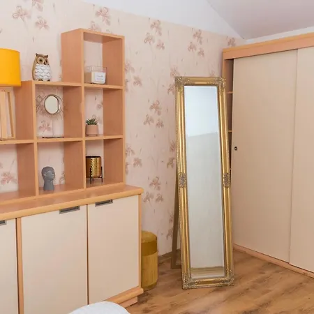 Apartment Private Two Bed With Garden, Parking And Pets Allowed *