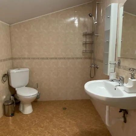 Private Two Bed With Garden, Parking And Pets Allowed *